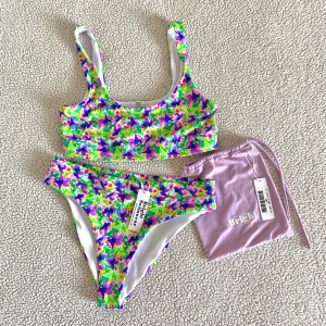 Bright swimwear bikini - Bikini från märket Bright. Båda delar är i storlek M, men de är enligt mig små i storleken och passar bäst S. Båda är oanvända men överdelen saknar prislapp. 