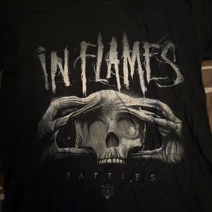 In Flames T-Shirt - Säljer denna snygga In Flames tröjan då jag tyvärr har vuxit ur den sedan jag skaffade den för några år sedan. Och den är väl använd, men den är ändå i gott skick. Storlek: M. Passform: M. Material: Bomull: Färg: Svart.
