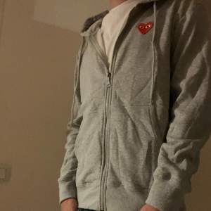 Unik grå CDG zip hoodie med storleken M i topp skick 9/10 . Tagg medföljer vid köp. (Fraktar endast)