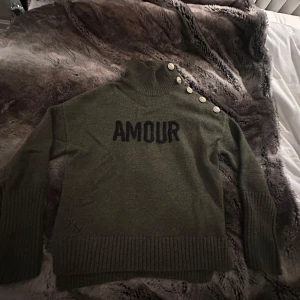 Zadig Voltaire tröja💕 - Säljer denna jättefina mörkgröna Zv tröja, väldigt bra skick och säljer den för använder aldrig den, passar dig som är runt 152-158💕 kontakta gärna innan du köper den så tryck inte på köp direkt💕