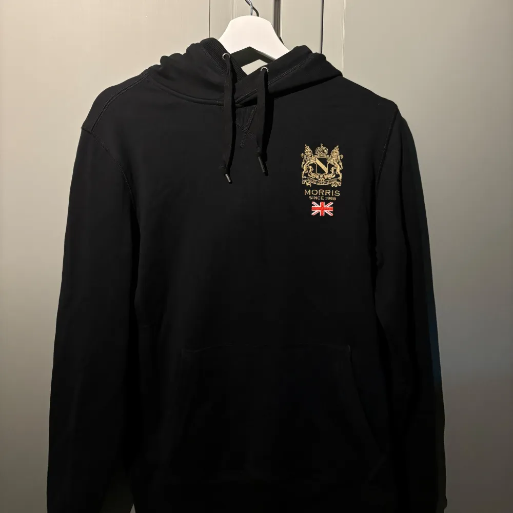   Nästintill oanvänd (Nyskick) | Inga defekter | Storlek S | Nypris cirka 1300 kr | Modellen är 178 cm |. Hoodies.