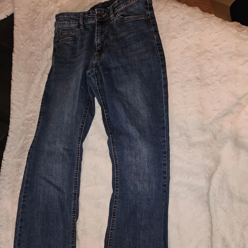  Nya Säljer ett par klassiska mellanblå bootcutjeans .. De är tillverkade i slitstarkt denim. Perfekta för vardagsbruk och kan matchas med nästan vad som helst . Nypris 599 kr. Strl 28/32. Jeans & Byxor.