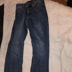 Blå jeans -  Nya Säljer ett par klassiska mellanblå bootcutjeans .. De är tillverkade i slitstarkt denim. Perfekta för vardagsbruk och kan matchas med nästan vad som helst . Nypris 599 kr. Strl 28/32