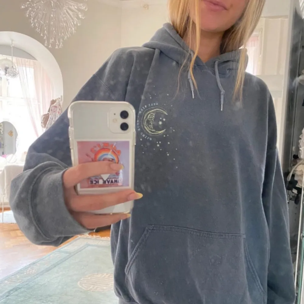 Säljer min blåa hoodie från Urban Outfitters, storlek S/M, har använt ett par gånger men ändå i bra skick- den har några små fläkar som syns i bilderna💙. Hoodies.