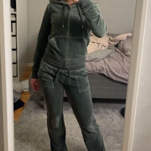 Juicy couture - Säljer mitt juicy couture sett❤️ byxorna säljs för 300 och tröjan för 400 då den endast är använd 1-2 gånger! Köp båda för 600🥰 byxorna är i xs o tröjan i s, skriv för fler bilder!!