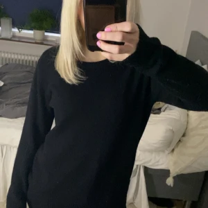 Svart stickad VILA - storlek S tvp små håll inte använd många gånger 