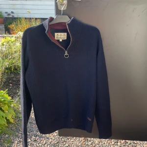 Barbour half zip - Tjena! Säljer nu min half zip från barbour. Skick 8/10. Riktigt snygg till vintern, om du undrar något mer är det bara att skriva!