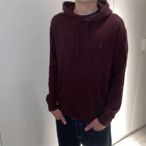 Ralph lauren hoodie - Säljer denna feta raffe hoodie i storlek s. Modellen är 178 och skicket är prima. Kom privat för frågor😀