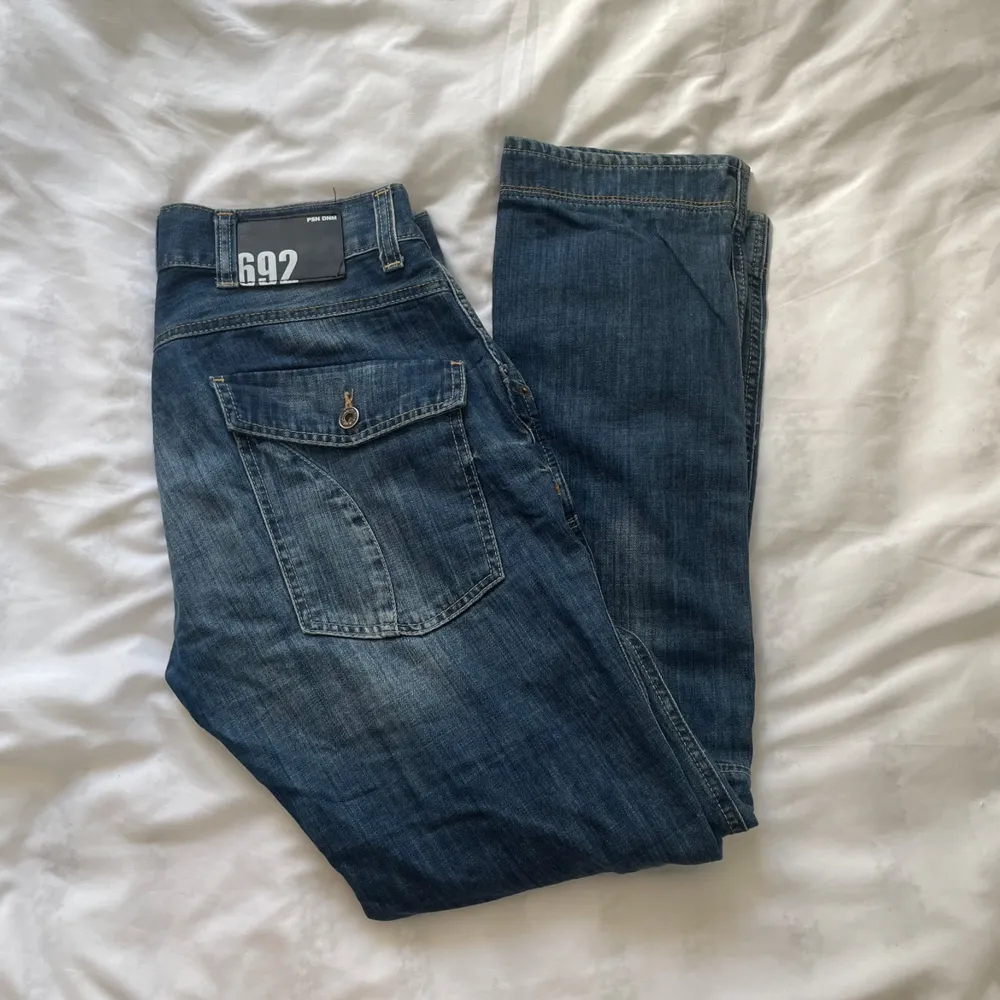 Sjukt snygga och coola jeans som sitter lite baggy. Inge defekter. Skriv för mer bilder eller frågor 💕 står ingen storlek i dom men jag brukar ha M (se sista bilden) men passar nog L men även S de blir bara mer baggy💕. Jeans & Byxor.