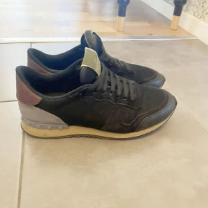 Valentino Rockrunners - Ett par feta valentino rockrunners att ha till vintern/ hösten. Storlek 41 men passar 42, skick 7/10!