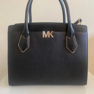 Michael kors Montgomery  - Jätte fin och stil ren svart Montgomery från Michael kors, i ny skick ända att anmärka på är fötterna (se bild) om man ska påpeka något.  Men fina gulddetaljer