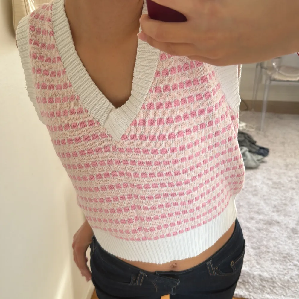 Ej använd, inga defekter💖 passar XS/S (har S på bilden och är 175 cm lång). Neuleet.