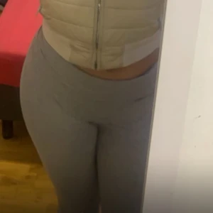 Byxor  - Utsvängda byxor, från Gina XS