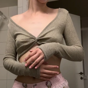 Tröja - Beigh tröja från okänt märke. Oklart med storlek eftersom lappen inte är kvar men skulle gissa xs/s