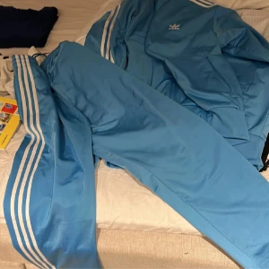 Adidas dress - En klassisk tracksuit frpn adidas original kollektion. Ej nopprig perfekt skick använts 2ggr men lite för stor 