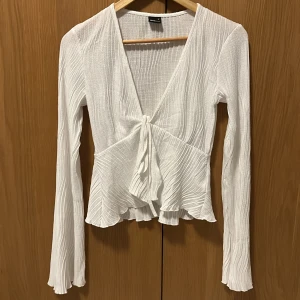 Blus - Gina tricot blus jätte fin men har inte kommit till användning. (Helt ny utan lapp) Storlek M men passar även S