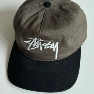 Stussy keps - Stussy Big Stock Cap keps köpte i vintras för 620kr, Använts ca 5 gånger. Inga skador osv!