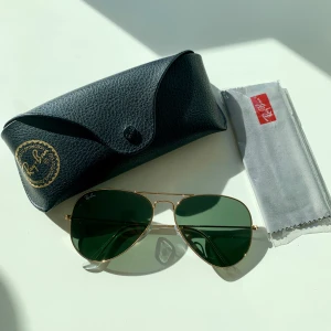 Ray-Ban Aviator solglasögon  - Ray-Ban Aviator Large Metal solglasögon. Levereras med originalfodral och putsduk.  Ray-Ban Aviator RB3025 L0205 58. Är sparsamt använda så är i fint skick.