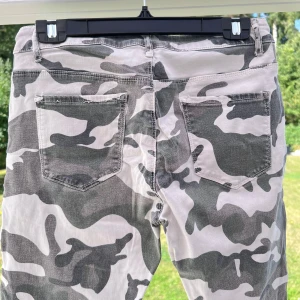 Jeans i militär-mönster - Ett par jeans i militärmönster. Jeansen är i storlek L och är sparsamt använda. Lite kortare i benen. Vet ej var de kommer från 🤍  Innerbenslängd: 72 cm Midja: 79 cm