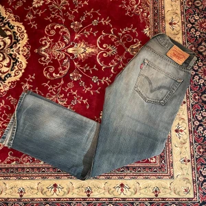 Vintage Levis 501 - Byxorna har fått en skön tvätt med tiden och passform är magisk ifall man vill ha det lite bredare. Har dragit ett snitt så att byxan ska falla snyggt över skorna. 