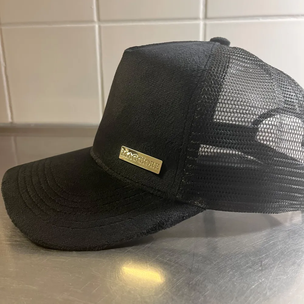 Säljer nu denna MAGGIORE keps för den aldrig används. Det är en keps i väldigt hög kvalitet, gjord med extremt bra material. Det är knappast använd vilket är synd men den kommer användas mycket mer hos en ny ägare. Skriv om du har någon fråga/bud! . Asusteet.