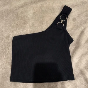Svart topp - Svart topp med silverringdetalj i storlek S 🖤