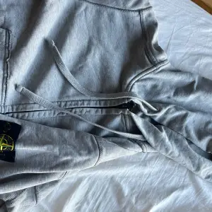 Grå Stone Island zip up! Två hål på ärmarna, går enkelt att sy 