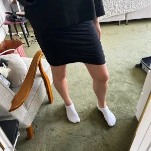 Kort kjol - Säljer nu denna svarta kort kjol från Lindex i storlek xs då den inte kommer till användning! 