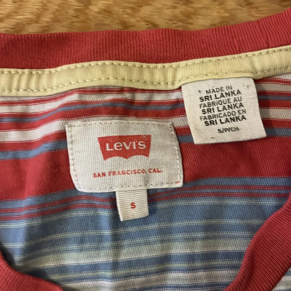 Storlek: S Märke: Levis Använd ett par gånger men är för liten . T-shirts.