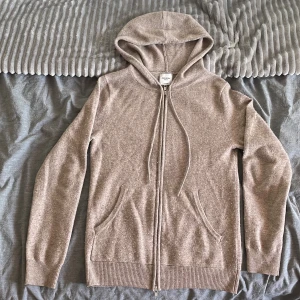 Beige Kashmir Zip Hoodie John Henric -  Säljer den här riktigt snygga John Henric 100% Kashmir ziptröja. Den är använd ett fåtal gånger och har inga defekter, Skick 9/10 ✅. Storlek XS Men passar även S bra. Nypris 2200. Bara att höra av dig vid några frågor!
