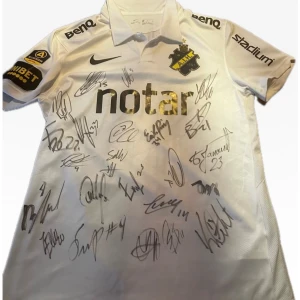 AIK t-shirt  - En AIK t-shirt signerad av spelare som Sebastian Larsson, goitom, stefanelli och andra bra spelare som spelade där 2018. Tröjan är i storlek M men kan också passa i storlek S.