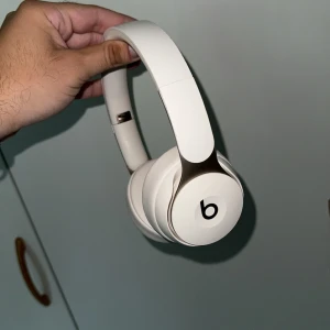 Beats solo pro hörlurar - Säljer Beats solo pro hörlurar- vita exklusive laddare. Går att ladda med vanlig iPhone/apple laddare