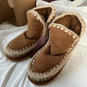 Mou skor - Säljer dessa as trendiga oanvända mou skorna, då färgen inte passar mig. Pris kan diskuteras, nypris ca 2500💗😍