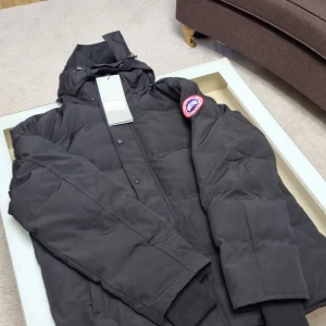 Canada goose jacka - Tjena  Säljer en fin canada goose jacka använd väldigt få gånger, Säljes på grund det inte va min typ för jacka  Jackan är i ny skick inga skador eller så!