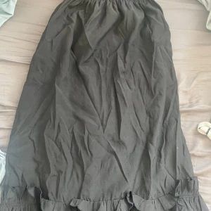 Långkjol - Svart långkjol med volang längst ner som passar på mig som är runt 160 cm! Bra skick, från NA-KD