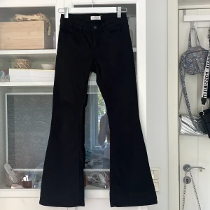 Svarta utsvängda jeans  - Super snygga utsvängda jeans från Lindex storlek 152 kom privat för fler bilder 