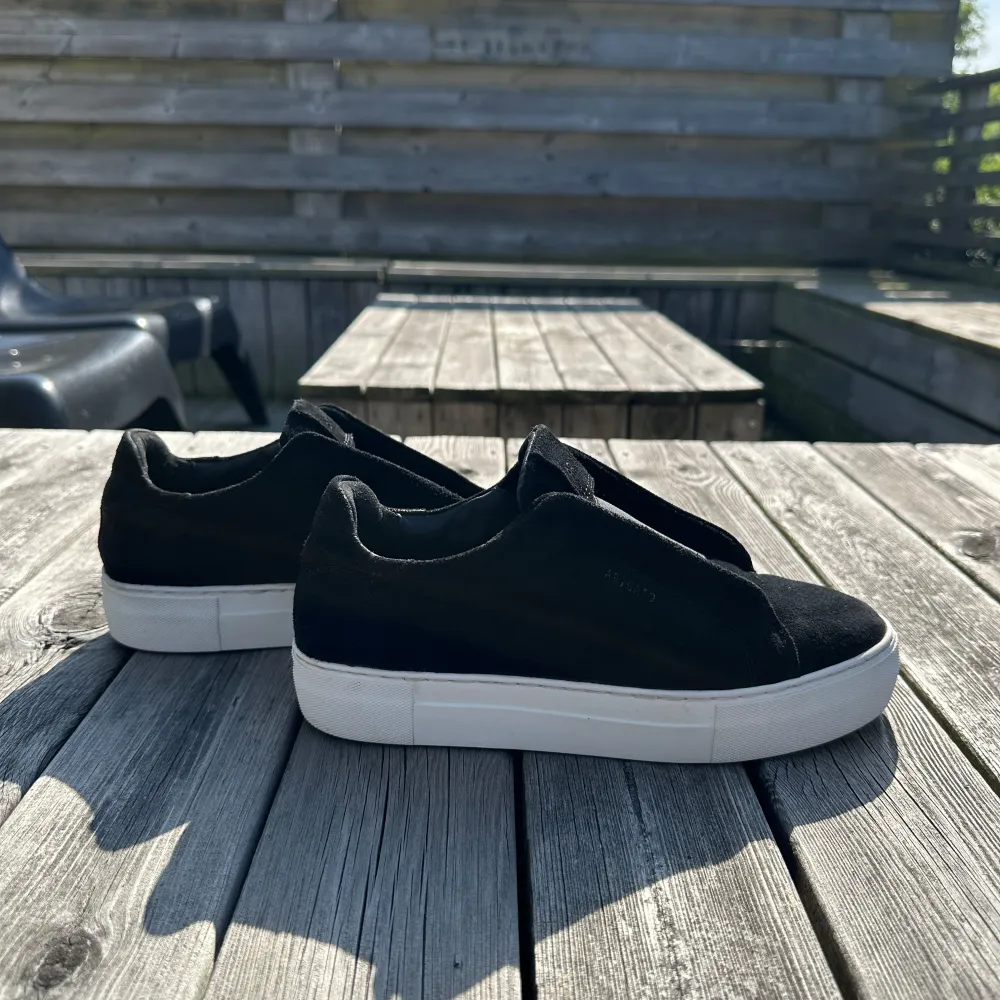 Säljer Axel arigato skor,  Modell ”Clean 360 Laceless”  Använd ett fåtal gånger, dem är i bra skick utan skavanker.  Ny pris: 2500 kr  Storlek: 39 . Skor.