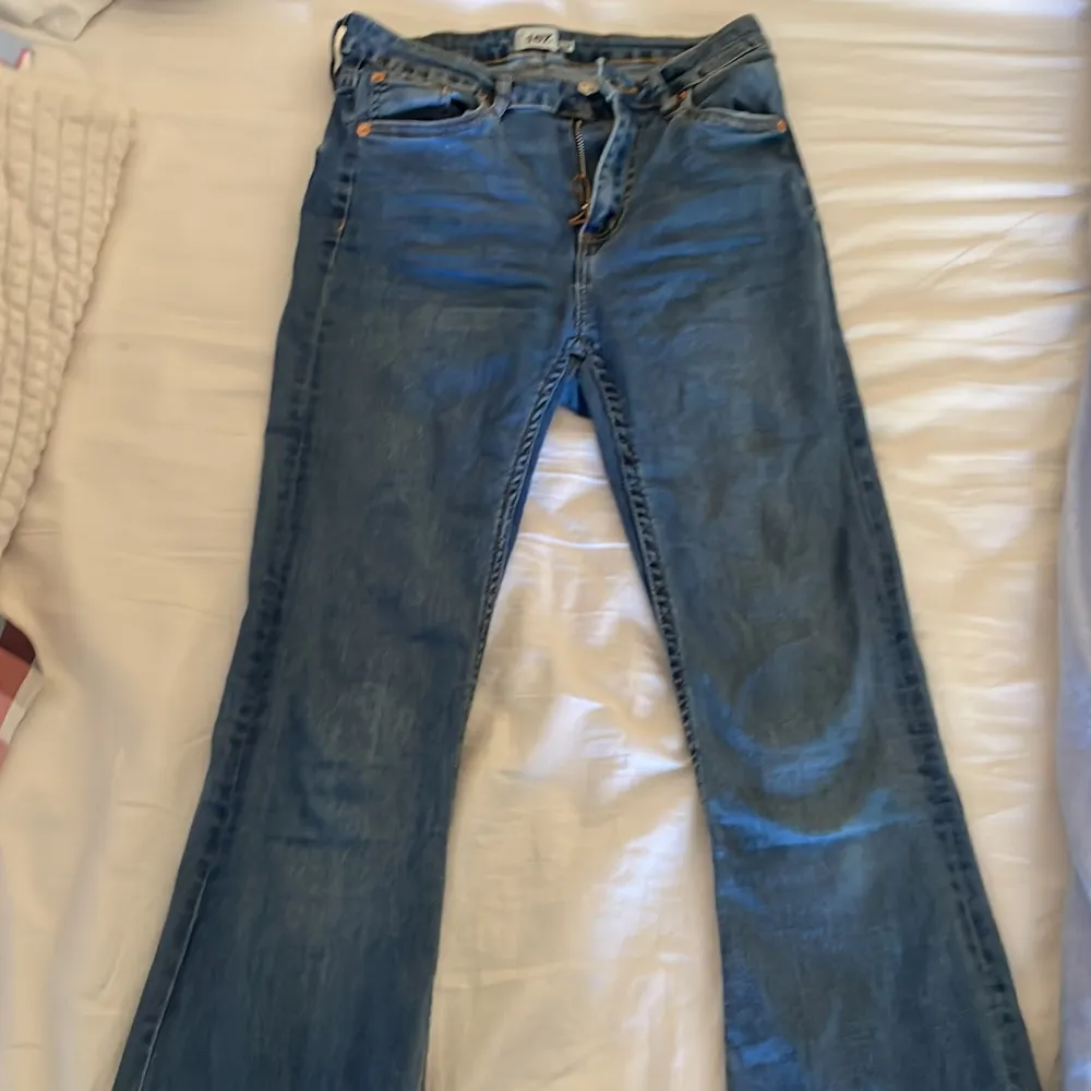 Dessa är högmidjade, bra skick men dragkedjan fastnar inte uppe men funkar ändå.. Jeans & Byxor.