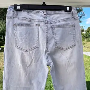 Ett par ljusblå korta jeans i storlek 40 👖 Lappen är borta så vet tyvärr inte var de kommer ifrån. Dragkedjor längst ner vid slutet av benen. Små slitningar på knäna och på fickorna. Sparsamt använda 🩵  Innerbenslängd: 59 cm Midja: 83 cm