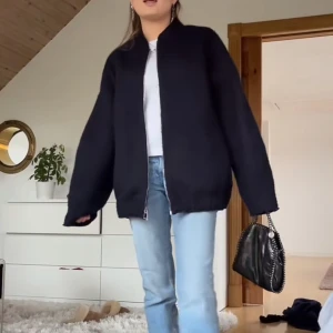 Höst/vinterjacka zara - Säljer min jättefina slutsålda jacka från zara då jag har för många! Den är använd 2/3 gånger och i mycket fint skick! Passar xs-m skulle jag säga💕