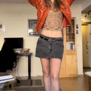 Levis jeanskjol, svart - Kjol från Levis, svart i jeans. W33, L30. Nyskick. OBS! Endast avhämtning på Södermalm