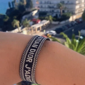 Christian Dior Armband  - Nu säljer jag mitt extremt feta dior armband då de inte kommer till användning längre😮‍💨 Det är använt men inga skador eller defekter, nypris ca 3500 mitt pris 499🔥🔥vid frågor och funderingar hör gärna av er då priset kan diskuteras vid snabb affär 🤩🙌🏼