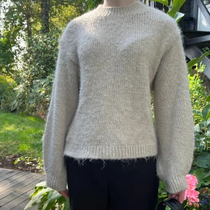 Stickad tröja  - Beige stickad tröja från Gina Tricot i bra kvalitet. Passar XXS, XS och S i storlek.