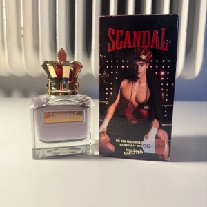 JPG Scandal edt pour homme - JPG Scandal edt pour homme med ca 97 ml kvar av 100. Nypris 1100, har förvarats i mörker och kyla. Perfekt söt, karamellinspirerad ditt inför vintern.