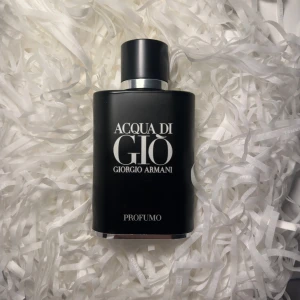 Acqua di gio Profumo - Acqua di gio Profumo 55 ml av 75, perfekt att bära varje dag till skolan eller jobbet men också passande till finare tillfällen. Nypris på 75 ml är 1200+ kr på grund av att den inte produceras längre. Har förvarats i kyla och mörker.