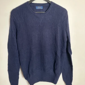 Blå Kashmir tröja Ralph Lauren  - Blå Kashmir tröja från Ralph Lauren i storlek M. Mycket fint skick, men Tyvörr är lappen intill bortspretad. Nypris på Ralph Laurens hemsida: 6500kr 