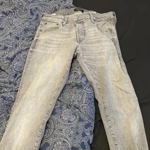 Jack and jones jeans - slim fit, riktigt go ljus grå färg 