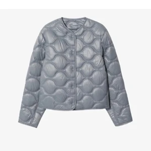 Jacka  - Jättefin jacka från mango i en blågrå färg Jackan är i ett väldigt bra skick 