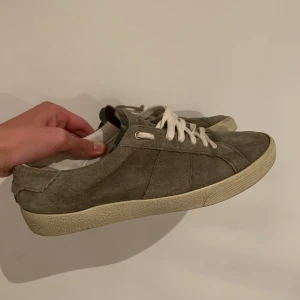 Saint Laurent skor - Hej! Säljer nu dessa saint Laurent skor i storlek 43! De är i bra skick 9/10! Färg: olivgrön! Inget og! Pris: 2449! Priset går att diskutera!