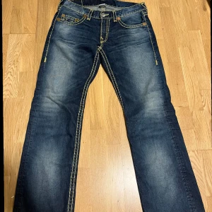 True Religion Jeans. - Säljer dessa riktigt snygga True Religion jeans. Jeansen är i väldigt fint skick och har inga tydliga defekter. Längd 114 cm, midja 48 cm. Vid frågor och funderingar tveka inte att höra av dig. // Karl.